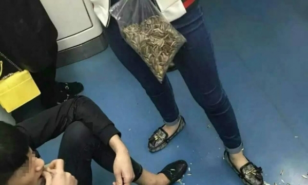 Hai thanh niên bị ‘ném đá’ vì xả rác trên tàu điện ngầm 